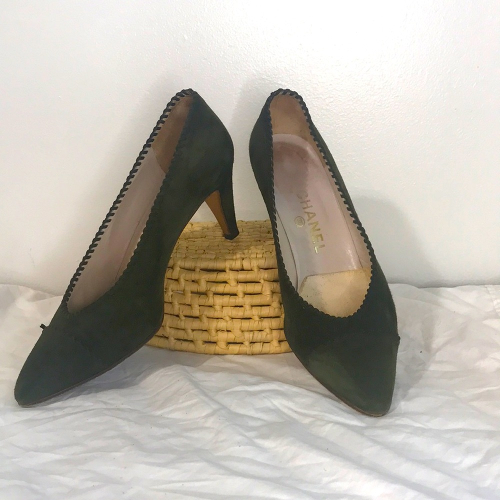 Vintage CHANEL Green Suede Pumps